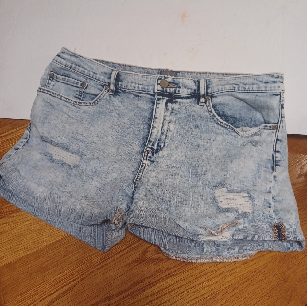 Womens SoHo Denim destroyed shorts size 10 Hemmed cuff pockets bleached